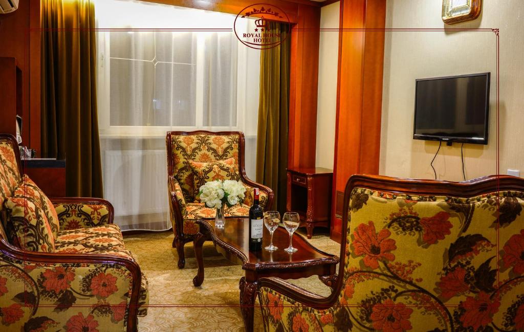 Shared lounge/TV area