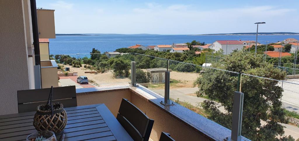 Sunset Apartment, Mandre