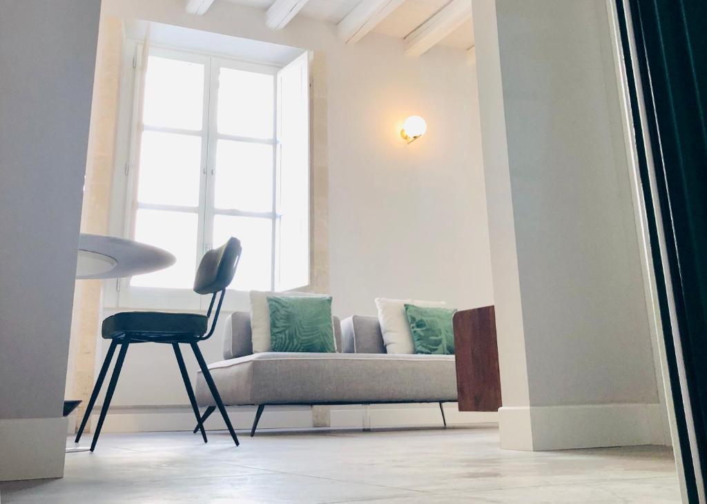 Alma White Suite, Syrakusy