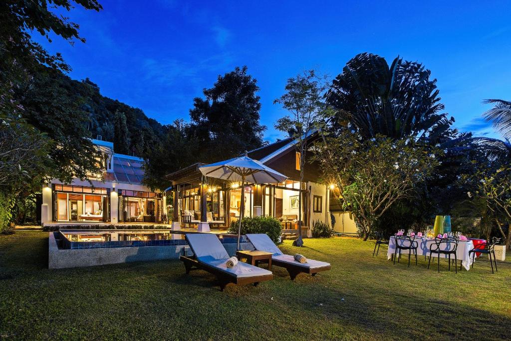 The Emerald Cozy Beach Family Villa 4 w/ Jacuzzi photo