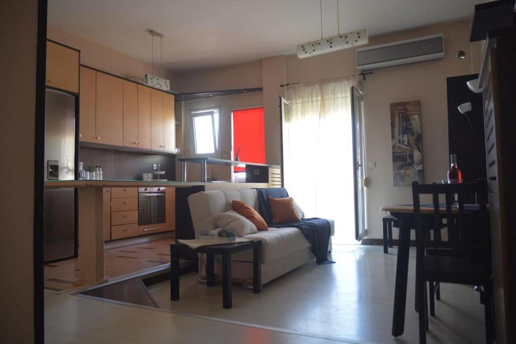 Modern apartment, 5΄ walk from central metro station — Hotel in Athens