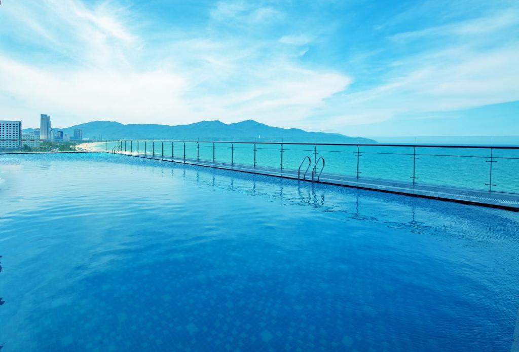 Swimming pool, Muong Thanh Luxury Da Nang hotel in Da Nang