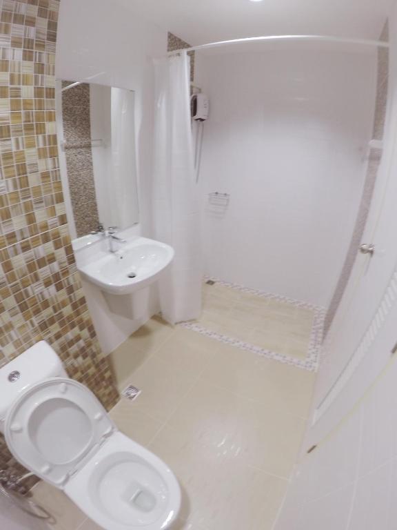Hostbox Bangkok - King Quadruple Room photo