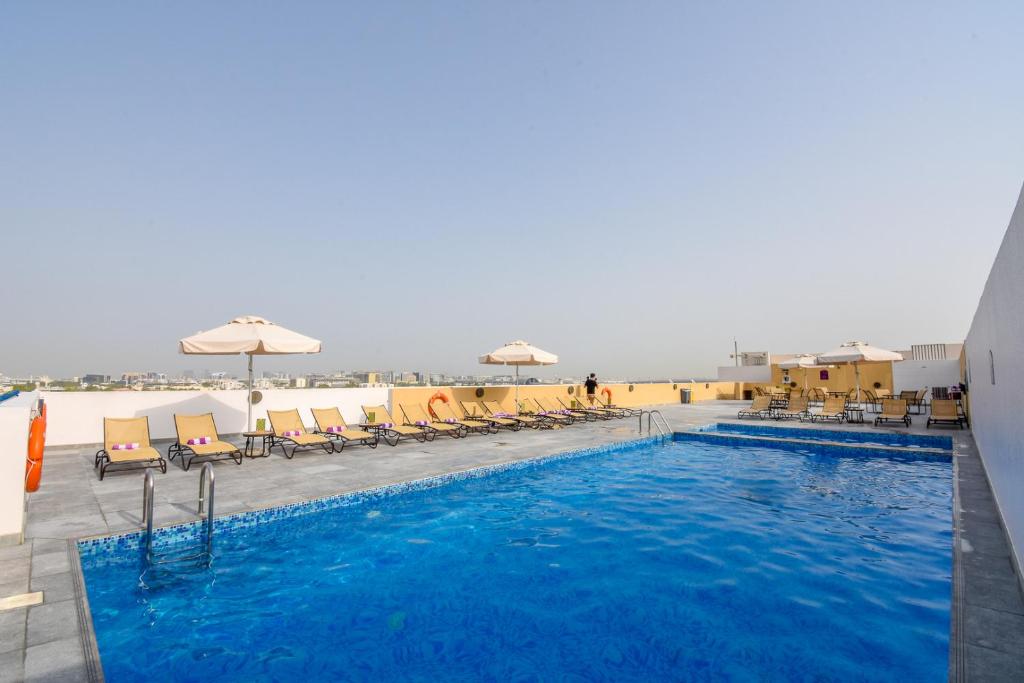 Premier Inn Dubai International Airport - An Emirates Group Company — Swimming pool in Dubai