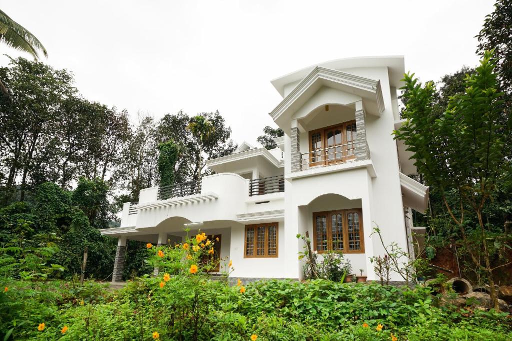 4BHK White Snow Spacious Holiday Home Munnar — Hotel in Munnar