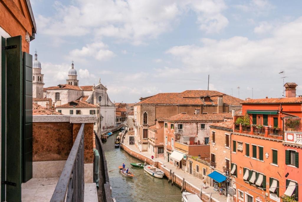 Carmini Canal View & Lift by LionHost - 2