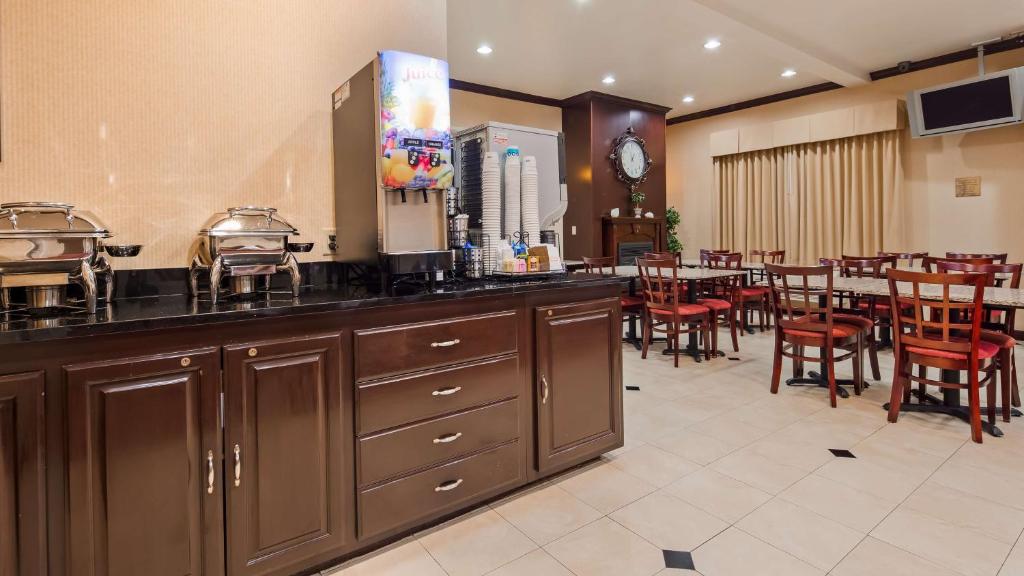Best Western Plus Route 66 Glendora Inn Photo 7