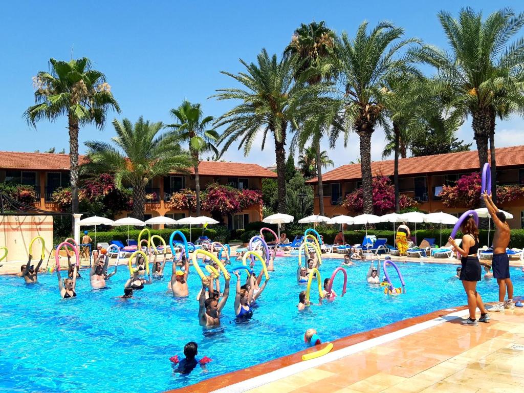 Club Turtas Beach - All Inclusive — Swimming pool in Alanya