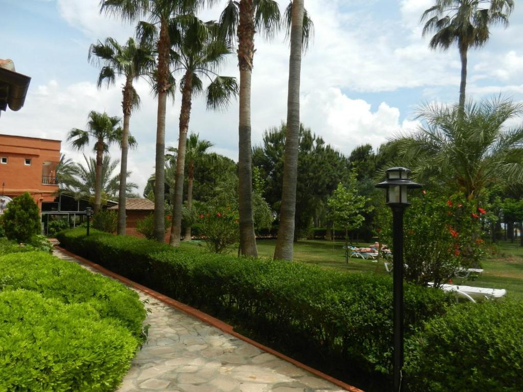 Club Turtas Beach - All Inclusive — Hotel building in Alanya