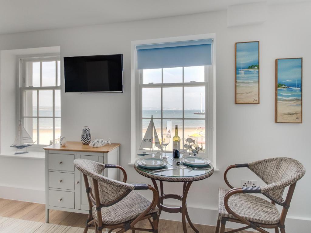 6 The Beaches, Weymouth