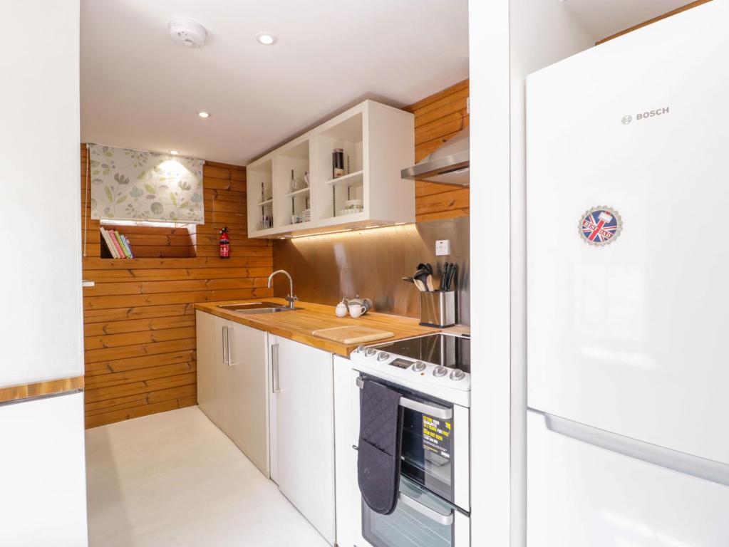 Avonside Cottage, Pill photo 6