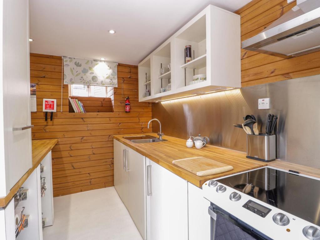 Avonside Cottage, Pill photo 7