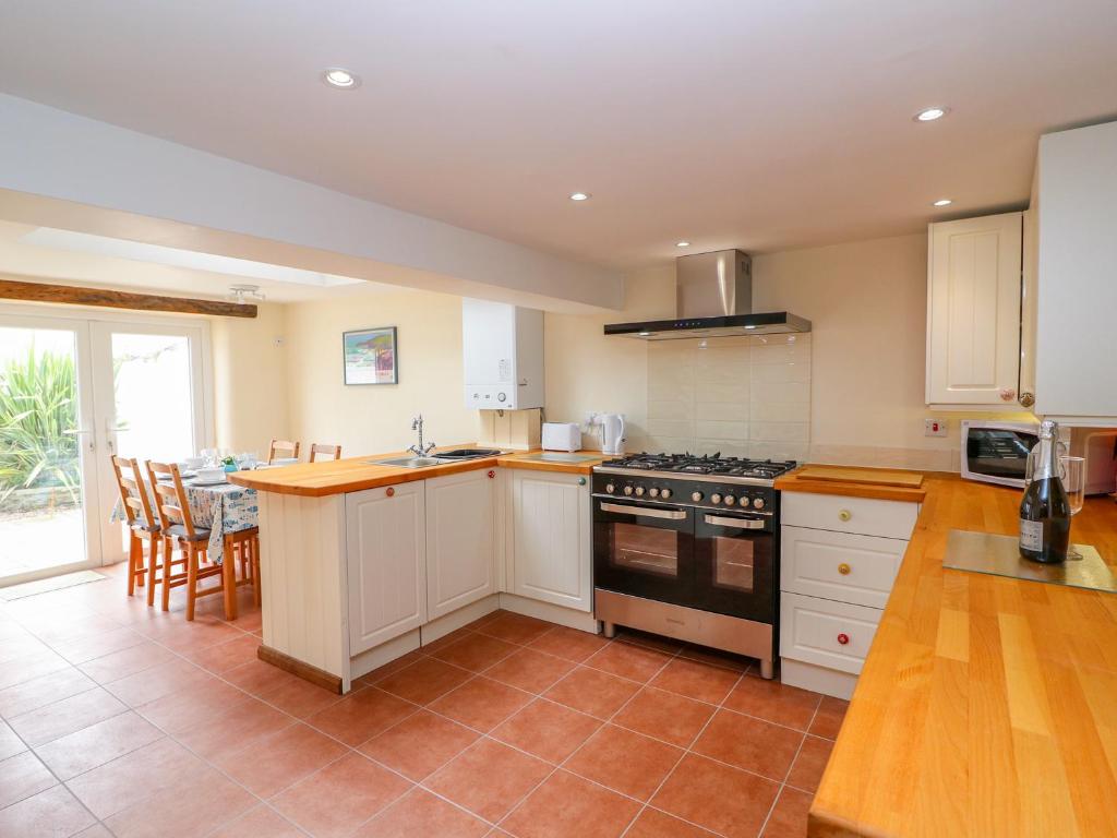Llety, Fishguard photo 3