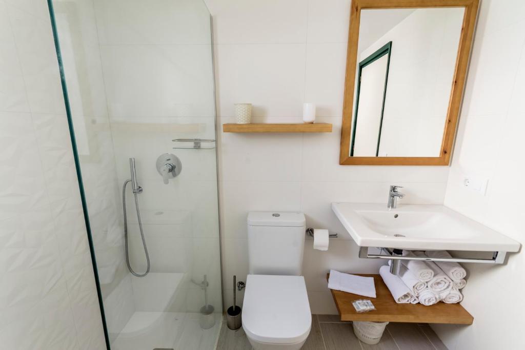 Apartamentos Las Brisas I & II — Hotel rooms in Cala'n Bosch, Balearic Islands