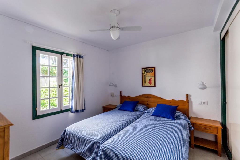 Apartamentos Las Brisas I & II — Hotel rooms in Cala'n Bosch, Balearic Islands