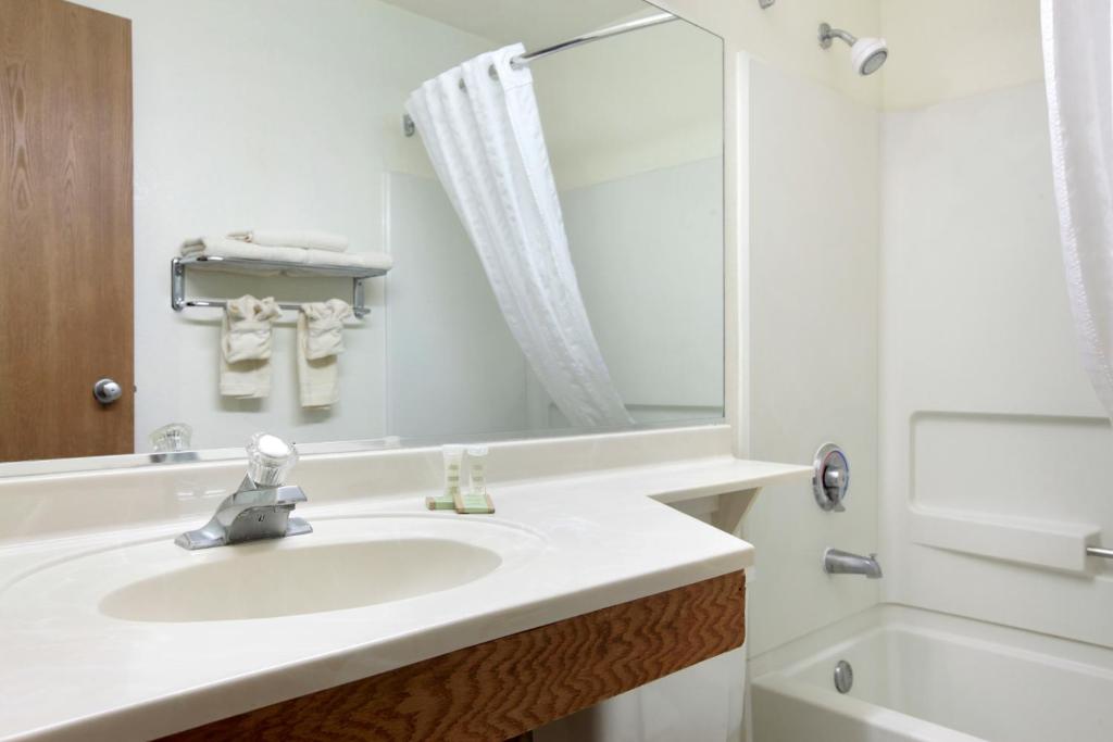 Bathroom, Rodeway Inn & Suites Chandler - Phoenix South I-10 in Phoenix (AZ)