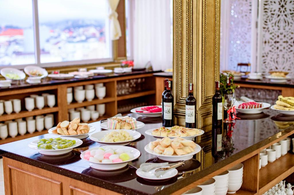 Queen T&T Hotel
