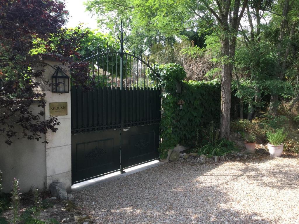 Particularly beautiful and stylish house with large garden and swimming pool