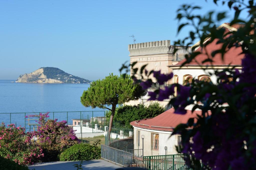 Miramare Residence Guest House — Hotel in Pozzuoli