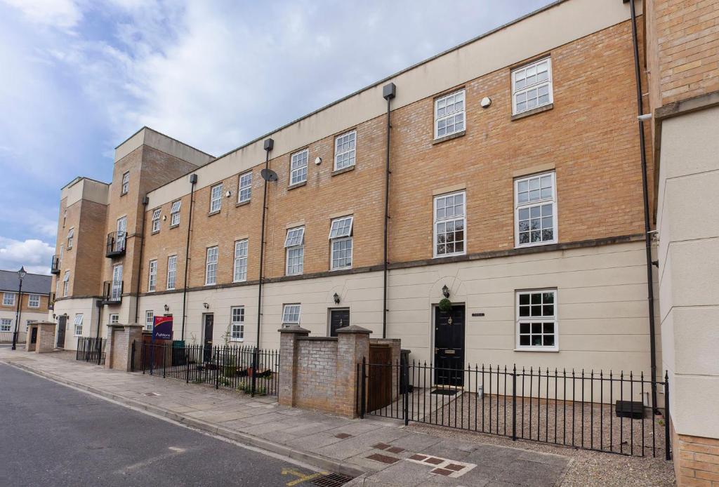 Thomas, off Leeman Road, Sleeps 9 photo