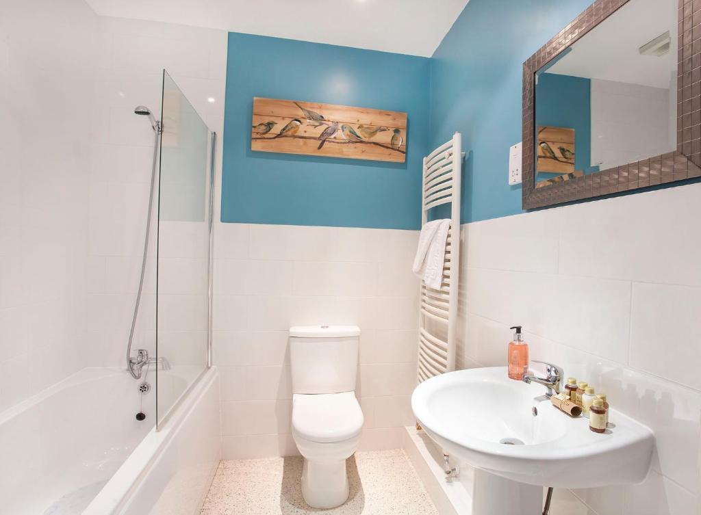 Thomas, off Leeman Road, Sleeps 9 photo