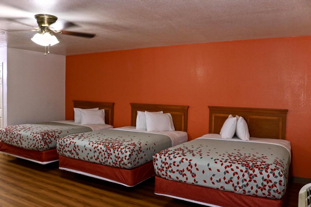Heritage Inn & Suites photo
