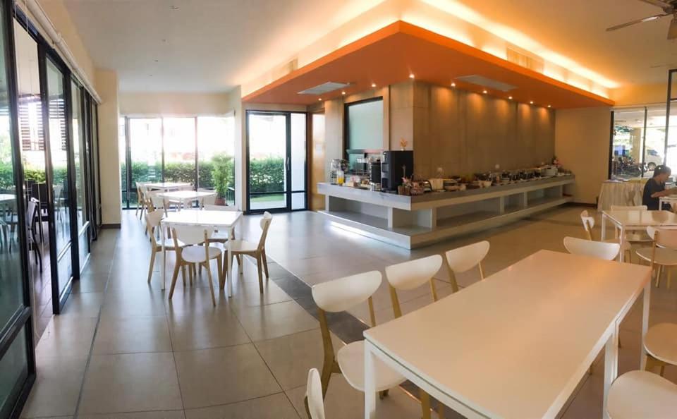 Restaurant, A BIZZ Hotel in Lampang