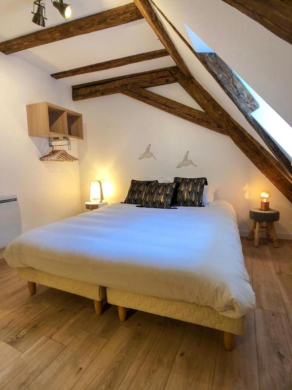 Beauty & The Beast - Old Town Cosy Apartments - 3