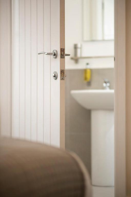 Oliverball Serviced Apartments - Flat D - Modern, top floor, 2 bedroom, 2 bathroom apartment in Cent photo