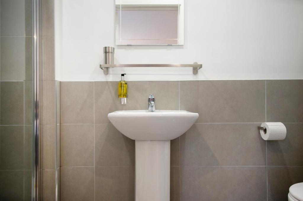 Oliverball Serviced Apartments - Flat D - Modern, top floor, 2 bedroom, 2 bathroom apartment in Cent photo