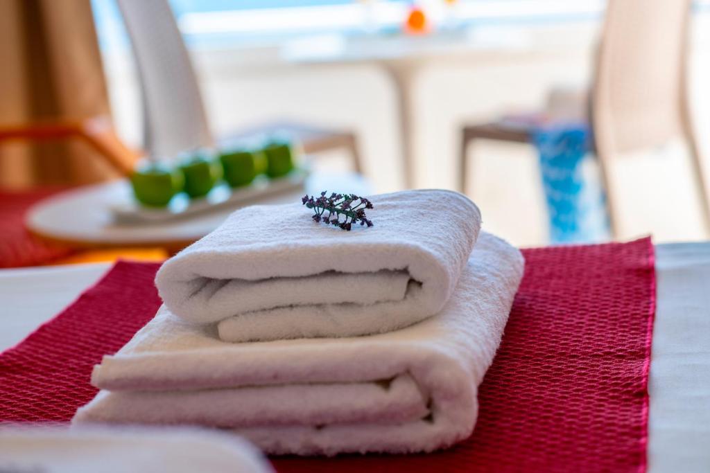 Queens Bay Hotel Photo 24