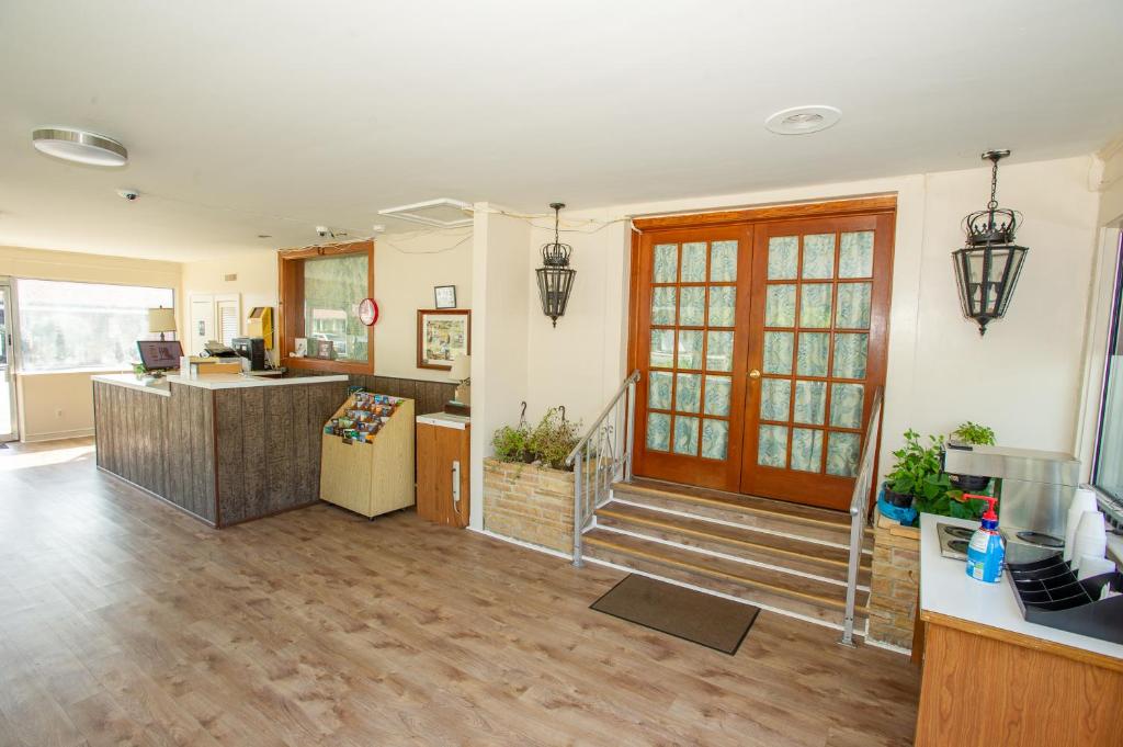 Coach House Inn photo