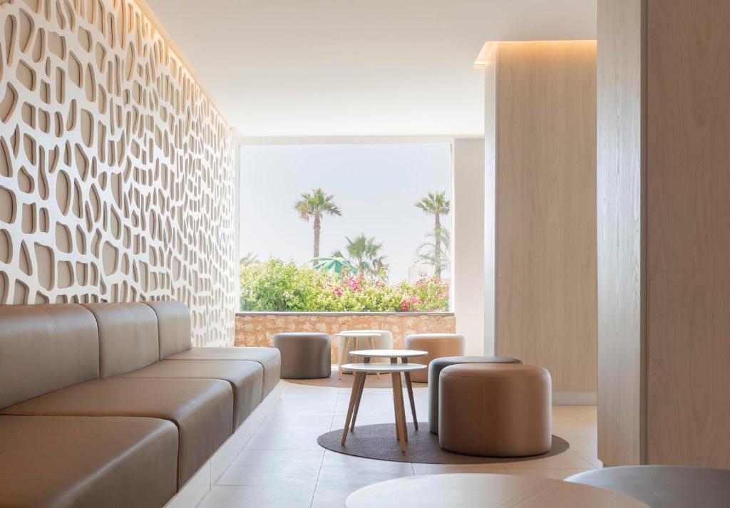 Hotel Palia Maria Eugenia — Hotel building in Calas de Mallorca, Balearic Islands