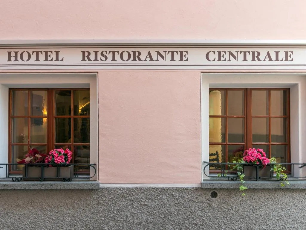 Hotel Centrale, Typically Swiss，位于波斯基亚沃的酒店