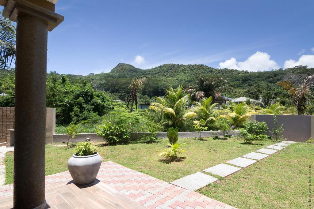Flora's Self Catering Apartments photo