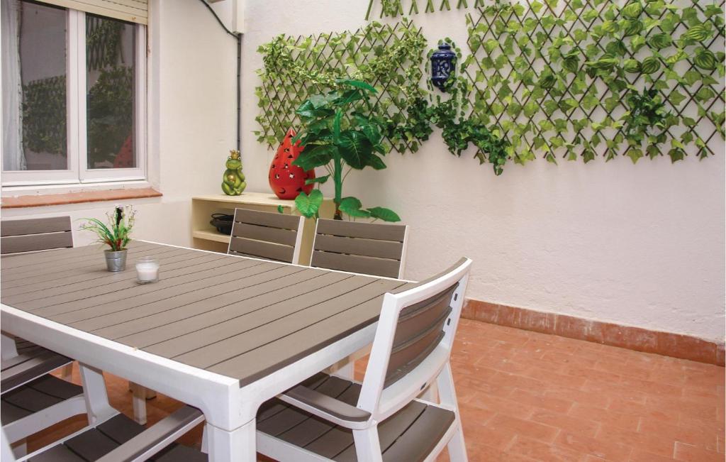 Amazing apartment in Roses with 4 Bedrooms and WiFi — Hotel in Roses