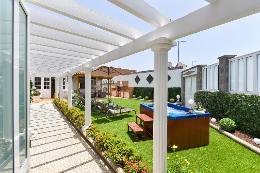 Jacuzzi & Garden Holiday Home - 3