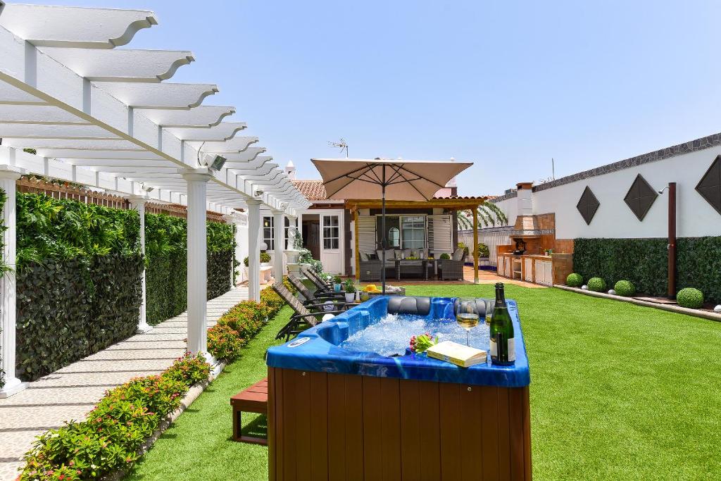 Jacuzzi & Garden Holiday Home - 5
