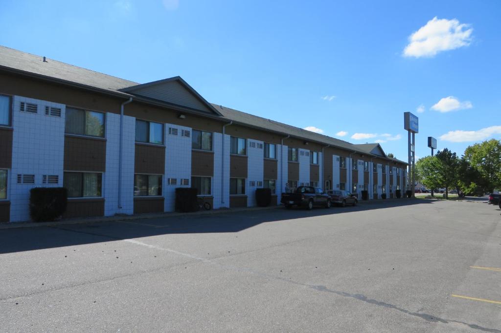 Grand Inn Fargo photo