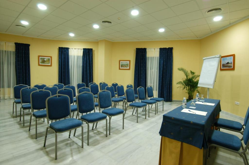 Hotel Victoria Playa — Hotel building in Almunecar, Andalusia