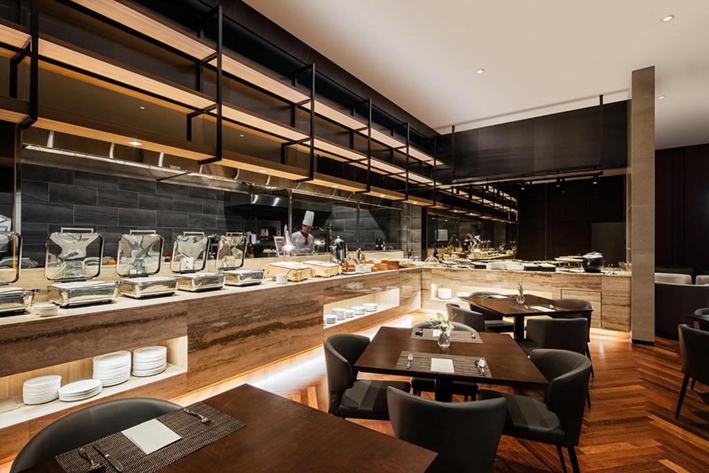 Restaurant, Ramada by Wyndham Seoul Sindorim in Seoul