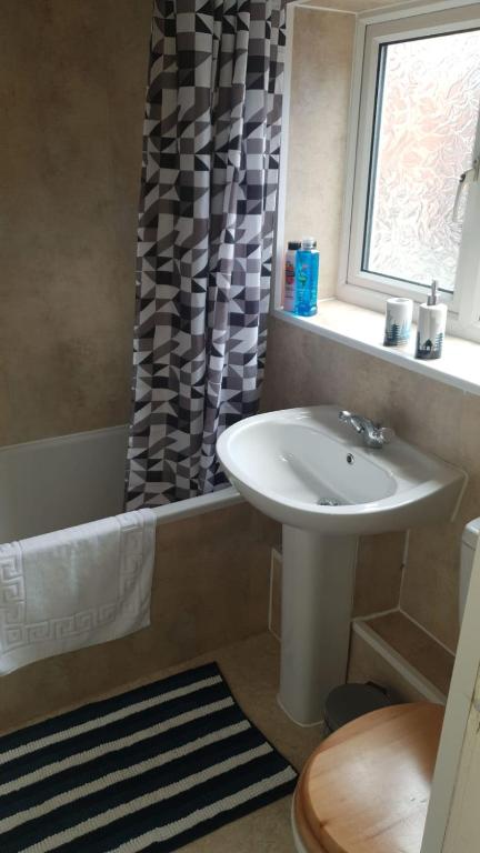 Gateshead's Amethyst 3 Bedroom Apt, Sleeps 6 Guests photo