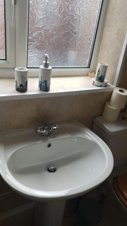 Gateshead's Amethyst 3 Bedroom Apt, Sleeps 6 Guests photo