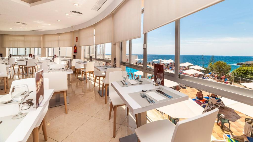 Globales America — Restaurant & bars in Calas de Mallorca, Balearic Islands