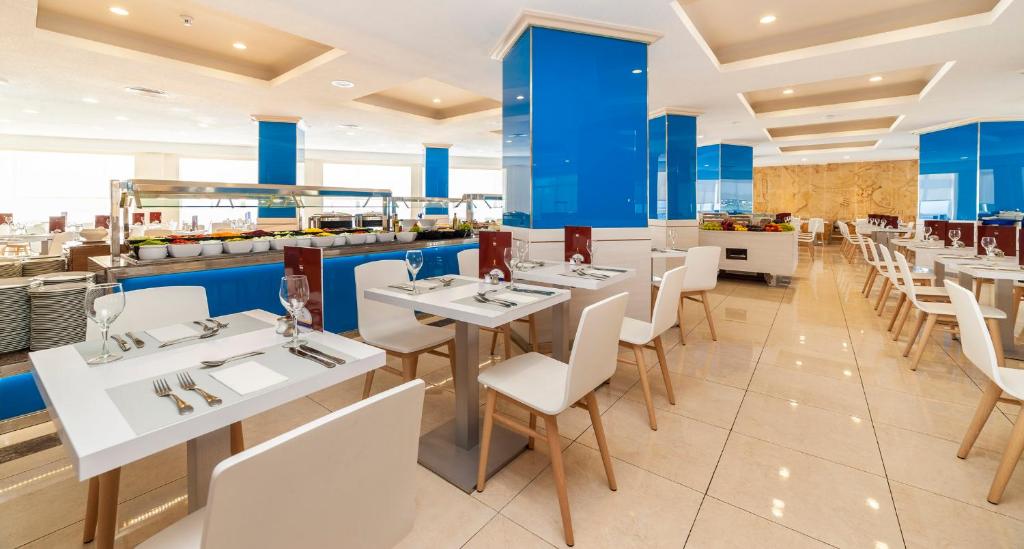 Globales America — Restaurant & bars in Calas de Mallorca, Balearic Islands