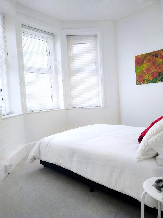 Entire floor 2 Bedrooms on Westcliff photo