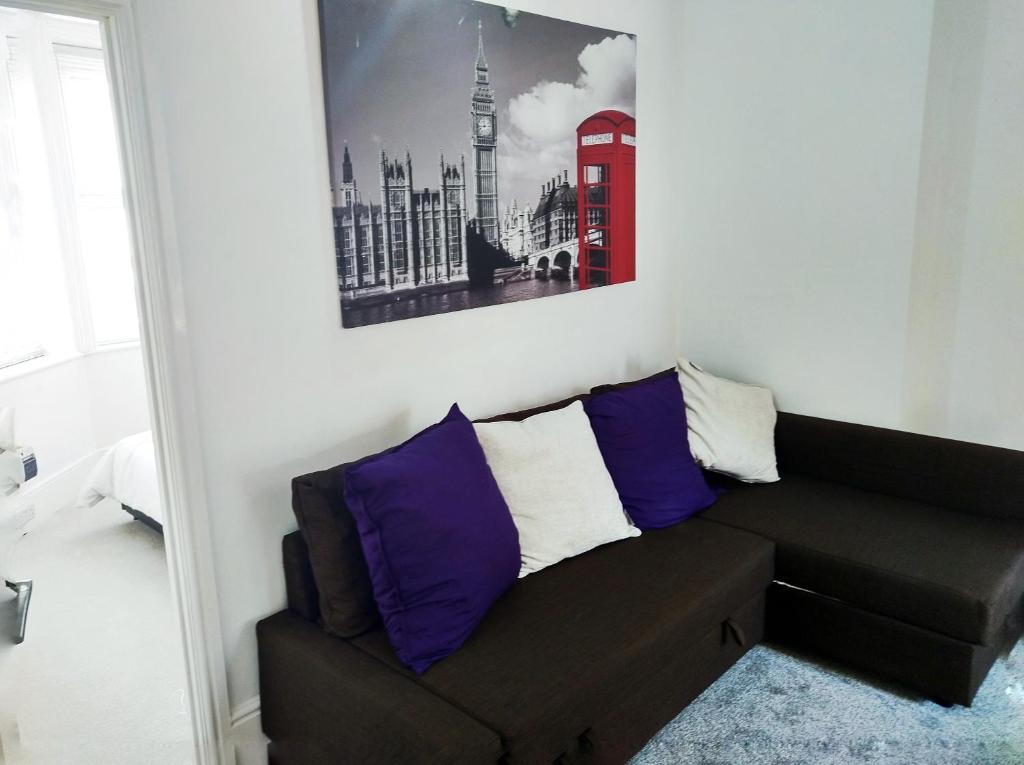 Entire floor 2 Bedrooms on Westcliff photo