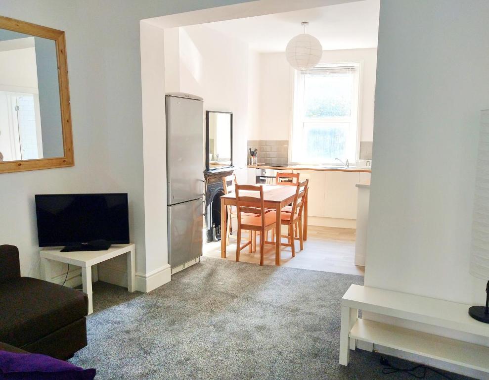 Entire floor 2 Bedrooms on Westcliff photo
