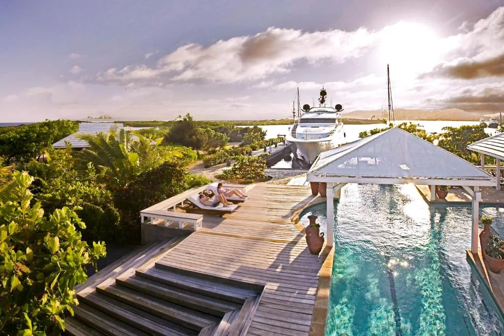 Barefoot Cay Resort，位于罗阿坦的酒店