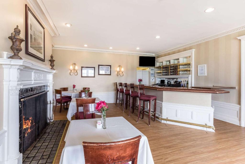 Bar/lounge, Traditions Hotel & Spa Johnson City - Binghamton, an Ascend Collection Hotel in Binghamton (NY)